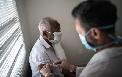 Por qué adultos mayores de minorías no reciben la vacuna de alta dosis contra la gripe