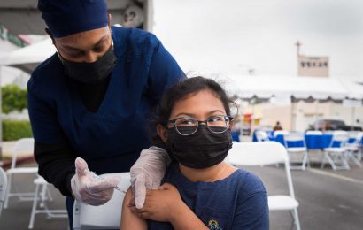 Se desploma la asistencia a eventos de vacunación contra covid en Los Ángeles