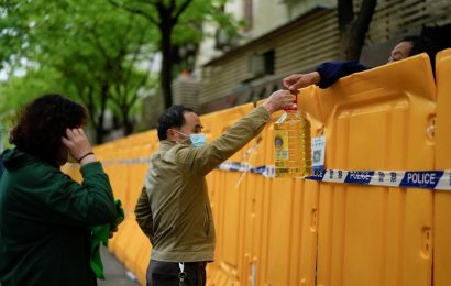 Shanghai warns COVID lockdown violators will be punished as cases hit 25,000
