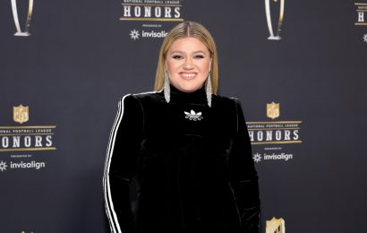 Kelly Clarkson Asks Her Kids 2 Questions Every Night Before Bed & It’s Such a Powerful Parenting Move